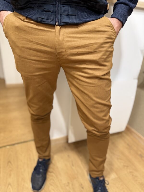 Pantalon chino Jules - Camel – Image 4